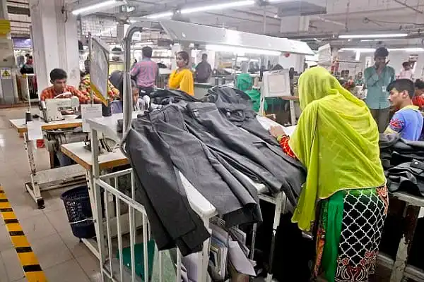 বাংলাদেশের পোশাক কারখানায় শ্রমিকরা কাজ করছেন, শ্রমিকদের দুর্দশা ফুটে উঠেছে. Channel i News - চ্যানেল আই নিউজ