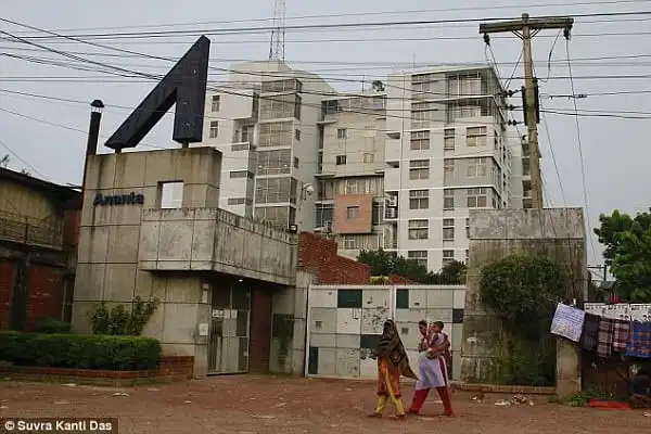 ঢাকার একটি আবাসিক এলাকার দৃশ্য, মানুষ হাঁটছে ও বাড়ি দেখা যাচ্ছে. Channel i News - চ্যানেল আই নিউজ