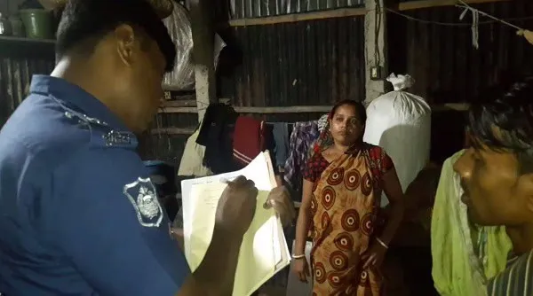 নৌকা ডুবে নিহতের পরিবারের সদস্যদের সাক্ষাৎকার নিচ্ছেন পুলিশ কর্মকর্তা. Channel i News - চ্যানেল আই নিউজ