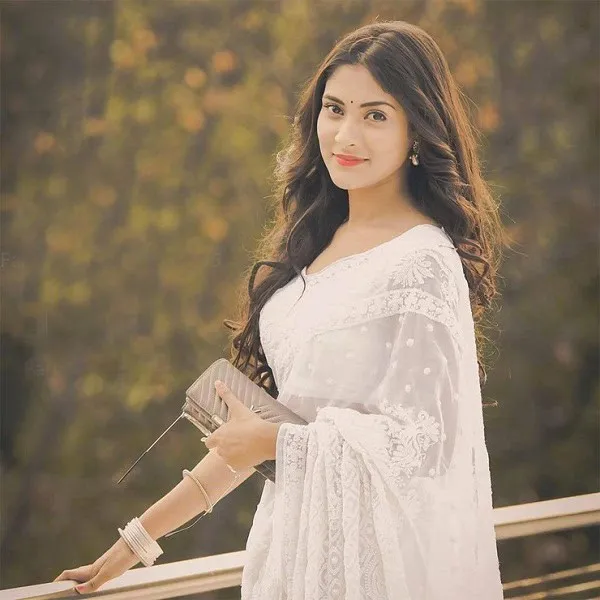 মেহজাবিনের সুন্দর ছবি, প্রাকৃতিক পটভূমিতে হাসিমুখে. Channel i News - চ্যানেল আই নিউজ