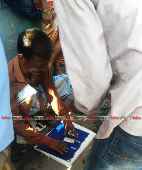 এভাবে তিন তাসের আসর বসিয়ে পথচারীদের নিঃস্ব করতো তারা।