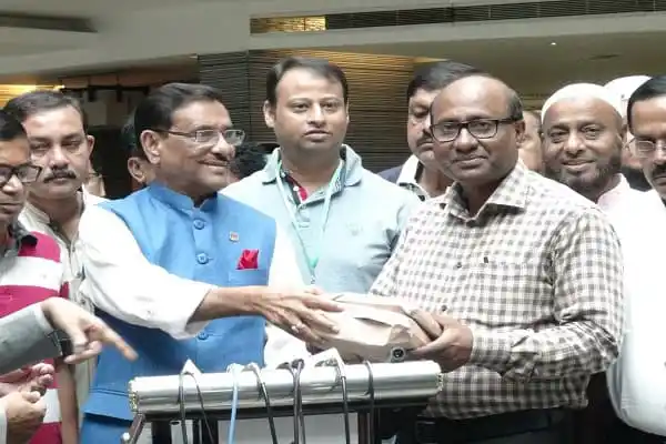 অভিনন্দন ও স্বাগত জানাচ্ছেন অতিথিরা, অনুষ্ঠানে উপস্থিত বিভিন্ন ব্যক্তি. Channel i News - চ্যানেল আই নিউজ