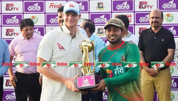 ক্রিকেটার ও বিজয়ী খেলোয়াড়ের হাতে ট্রফি, পুরস্কার বিতরণ অনুষ্ঠান. Channel i News - চ্যানেল আই নিউজ