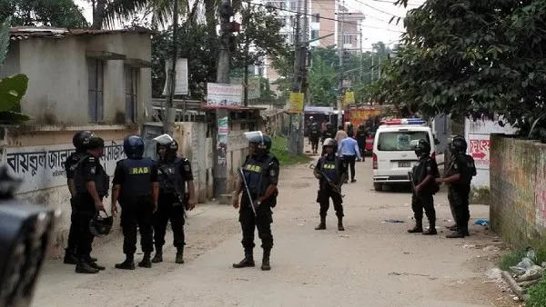 মিরপুরে র‌্যাবের অভিযান চলাকালে পুলিশ সদস্যরা. Channel i News - চ্যানেল আই নিউজ