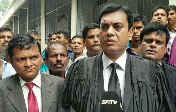 নেতা ও আইনজীবীদের সঙ্গে সাংবাদিকরা সাক্ষাৎকার নিচ্ছেন. Channel i News - চ্যানেল আই নিউজ