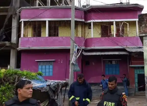 নারায়ণগঞ্জের কুমিল্লা হাউজে বোম্ব ডিসপোজাল কার্যক্রম চলমান. Channel i News - চ্যানেল আই নিউজ