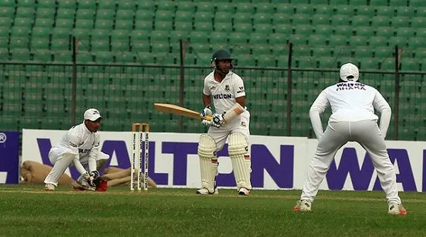 বাংলাদেশ ক্রিকেটাররা মাঠে ব্যাটিং ও ফিল্ডিং করছেন. Channel i News - চ্যানেল আই নিউজ