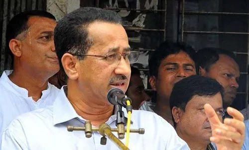 ওমর ফারুক চৌধুরী বক্তৃতা দিচ্ছেন, পাশে অন্যরা উপস্থিত. Channel i News - চ্যানেল আই নিউজ