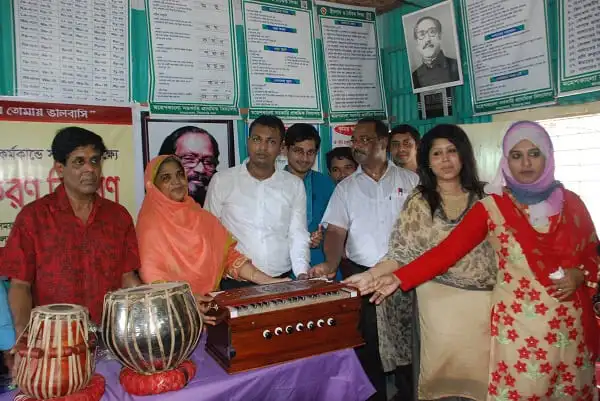 প্রাথমিক বিদ্যালয়ে সাংস্কৃতিক উপকরণ বিতরণ অনুষ্ঠানে শিক্ষার্থী ও শিক্ষকরা. Channel i News - চ্যানেল আই নিউজ