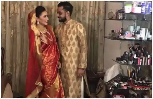 বিবাহের পোশাকে নবদম্পতি, হাসিমুখে একে অপরের দিকে তাকাচ্ছেন. Channel i News - চ্যানেল আই নিউজ