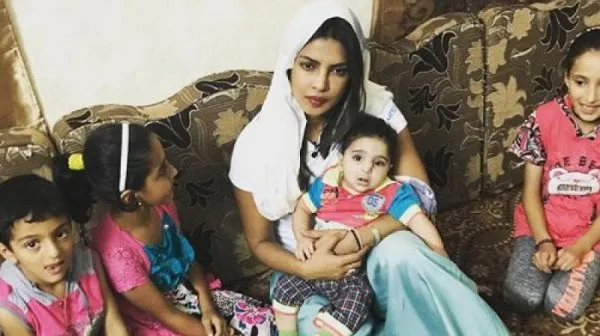 শরণার্থী শিশুদের সাথে প্রিয়াংকা, বাংলাদেশি নারী ও শিশুদের ছবি. Channel i News - চ্যানেল আই নিউজ