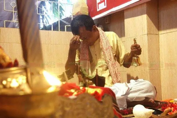 শারদীয় দুর্গোৎসবের ষষ্ঠীপূজার জন্য পূজারী প্রার্থনা করছেন. Channel i News - চ্যানেল আই নিউজ