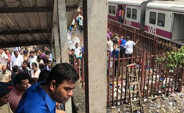 ভারতের রেলস্টেশনে পদদলিত হয়ে বহু হতাহত, ভিড়ের মধ্যে আতঙ্কিত মানুষ. Channel i News - চ্যানেল আই নিউজ