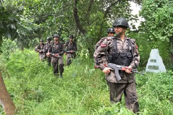 সীমান্তে ভারতীয় দম্পতি আটক, সেনা সদস্যরা পাহারা দিচ্ছেন. Channel i News - চ্যানেল আই নিউজ