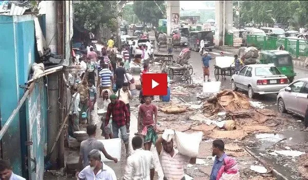 দক্ষিণ বেগুনবাড়িতে ফুটপাতের অবৈধ স্থাপনা উচ্ছেদ, রাস্তা পরিষ্কার করছে শ্রমিকরা. Channel i News - চ্যানেল আই নিউজ