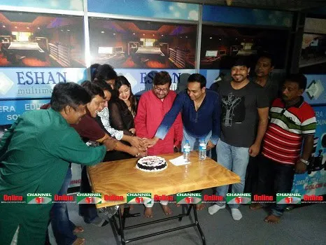 রবিন খানের ছবি টাইটেল গান দিয়ে শুরু, একত্রে কেক কাটা হচ্ছে. Channel i News - চ্যানেল আই নিউজ