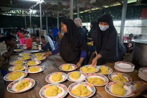 রোহিঙ্গাদের জন্য খাবার পরিবেশন করছে স্বেচ্ছাসেবকরা. Channel i News - চ্যানেল আই নিউজ