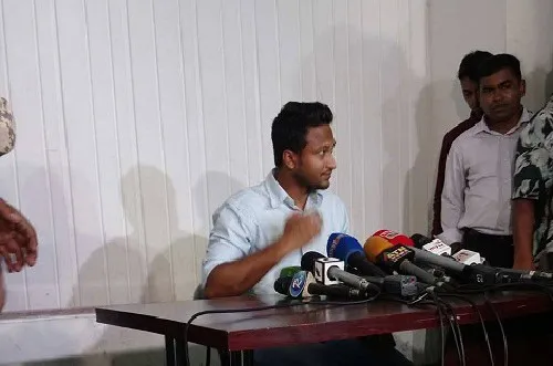 বাংলাদেশি যুব নেতা সংবাদ সম্মেলনে বক্তব্য দিচ্ছেন. Channel i News - চ্যানেল আই নিউজ
