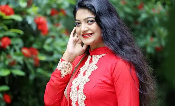 নতুন সালমা সুন্দরী নারী হাসিমুখে, লাল পোশাক পরা, ফুলের বাগানে. Channel i News - চ্যানেল আই নিউজ