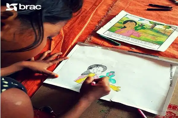 শিশু রঙের পেন্সিল দিয়ে ছবি আঁকছে. Channel i News - চ্যানেল আই নিউজ
