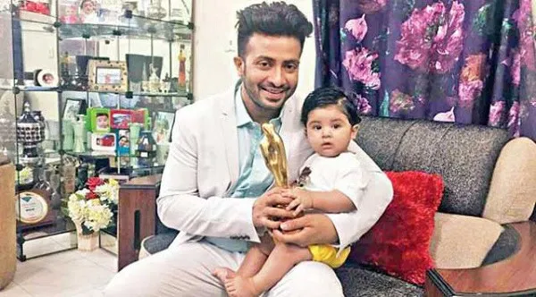 শাকিব তার ছেলেকে সোনার চেইন উপহার দেন জন্মদিনে।. Channel i News - চ্যানেল আই নিউজ