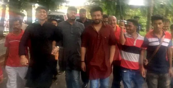 শাকিব খান ও জায়েদের হাসি, বন্ধুত্বপূর্ণ মুহূর্তের ছবি. Channel i News - চ্যানেল আই নিউজ
