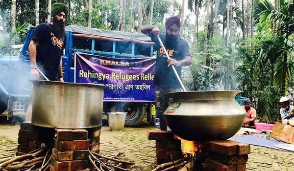 রোহিঙ্গাদের জন্য সীমান্তে গুরুকা লঙ্গরখানা, স্বেচ্ছাসেবকরা খাবার প্রস্তুত করছে।. Channel i News - চ্যানেল আই নিউজ