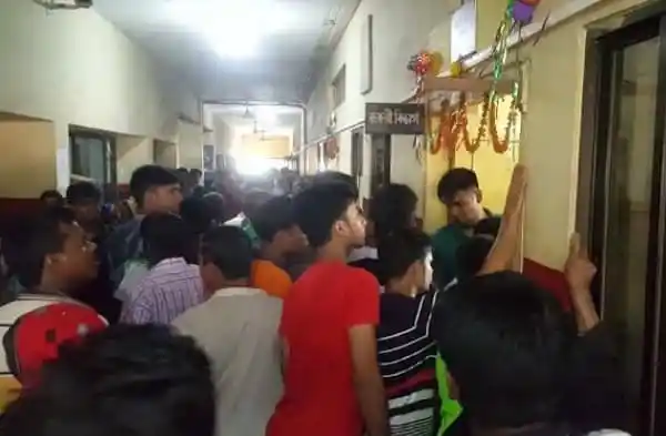 জনপ্রিয় সংবাদ পোর্টাল চ্যানেল আই অনলাইন এর খবরের জন্য ভিড়।. Channel i News - চ্যানেল আই নিউজ