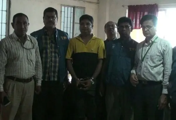 আদালত কক্ষে ঘুষ গ্রহণের সময় বেঞ্চ সহকারী আটক. Channel i News - চ্যানেল আই নিউজ