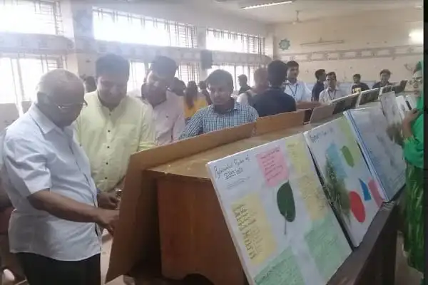 বিশ্ববিদ্যালয়ে ঔষধি গাছের প্রদর্শনীতে শিক্ষার্থী ও দর্শনার্থীরা দেখছেন. Channel i News - চ্যানেল আই নিউজ