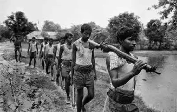 নদীর পাশে শিশু শ্রমিকদের দীর্ঘ লাইন, কাজের জন্য প্রস্তুত. Channel i News - চ্যানেল আই নিউজ