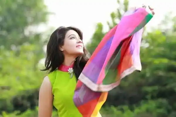 প্রাকৃতিক পরিবেশে হাওয়া নিয়ে নারীর ছবি, সুন্দর দৃশ্য. Channel i News - চ্যানেল আই নিউজ