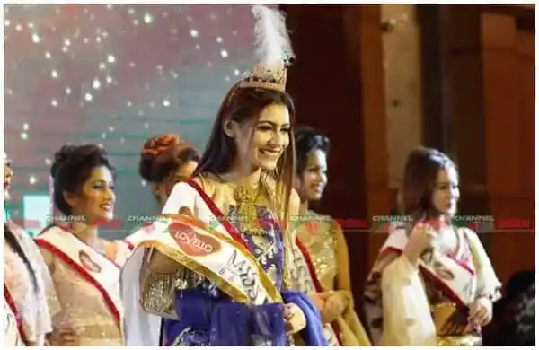 মিস ওয়ার্ল্ড বাংলাদেশ ২০২৩ এর বিজয়ী এভ্রিল সেজে মুকুট পরছেন. Channel i News - চ্যানেল আই নিউজ