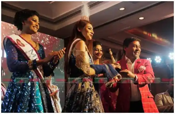 এভ্রিলকে মিস ওয়ার্ল্ডের মুকুট পরানো হচ্ছে, সুন্দরী প্রতিযোগিতা অনুষ্ঠান. Channel i News - চ্যানেল আই নিউজ