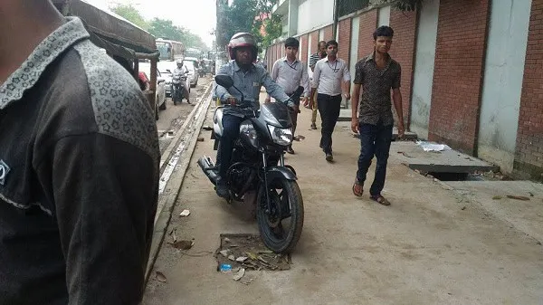 পথে মোটরবাইক চালানোর প্রবণতা বাড়ছে, জনসাধারণের চলাচল।. Channel i News - চ্যানেল আই নিউজ