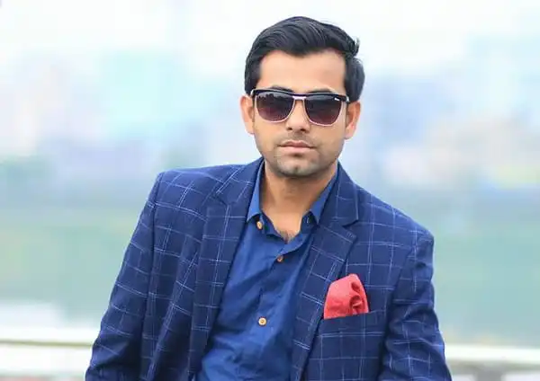 আন্তর্জাতিক ব্যবসায়ীর স্টাইলিশ ছবি, সানগ্লাস ও ব্লেজার পরা. Channel i News - চ্যানেল আই নিউজ
