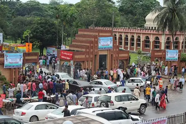 জাবি প্রথম দিনের ভর্তি পরীক্ষার জন্য ছাত্র-ছাত্রীদের ভিড়।. Channel i News - চ্যানেল আই নিউজ