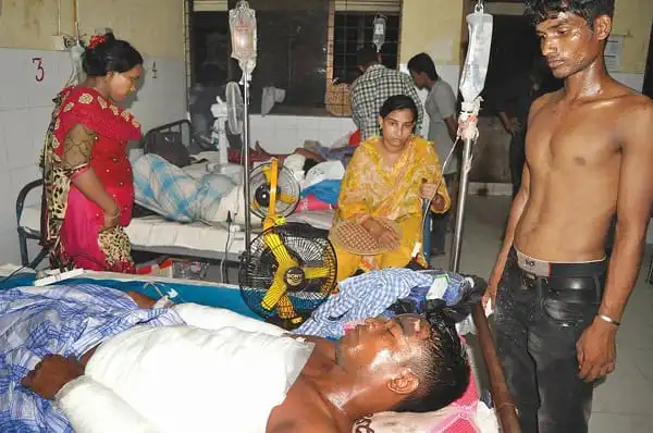 আহত ব্যক্তিরা হাসপাতালে চিকিৎসাধীন, আহতদের দেখভাল করছে চিকিৎসক ও স্বজনরা. Channel i News - চ্যানেল আই নিউজ