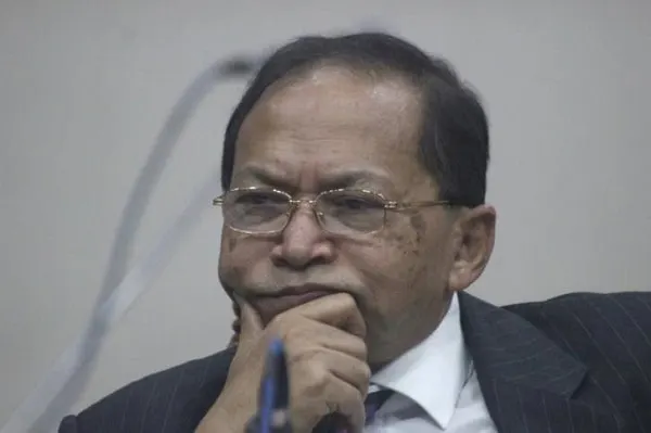 উচ্চ আদালত বিষয়ক পরিস্থিতি নিয়ে চিন্তিত ব্যক্তি. Channel i News - চ্যানেল আই নিউজ