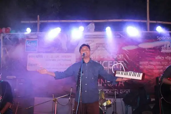 গান কবির পরিবেশনায় সাহস মুস্তাফিজ।