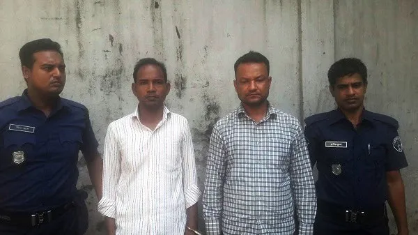 নিরাপত্তা বাহিনীর দুই সদস্যের সঙ্গে একজন ব্যক্তি দাঁড়িয়ে আছেন।. Channel i News - চ্যানেল আই নিউজ