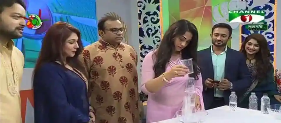 পপি খেলছেন মজার খেলা।