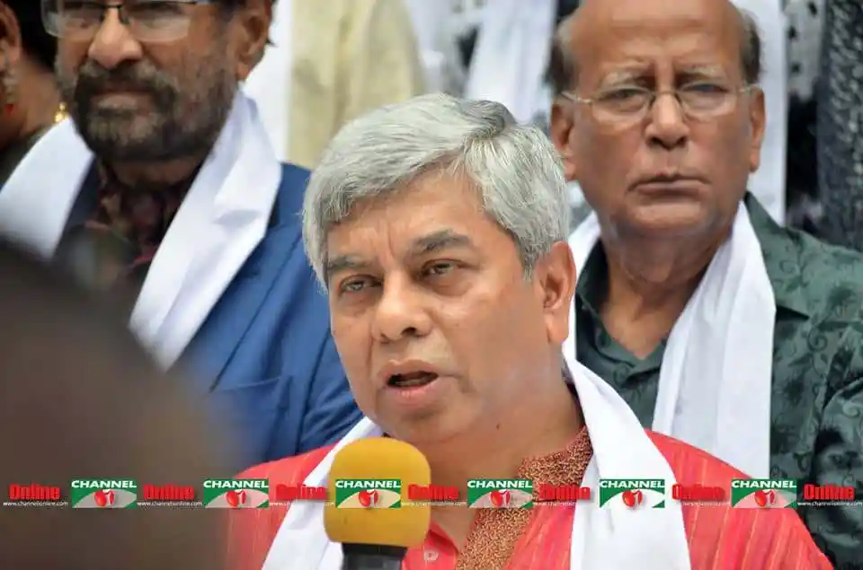 বাংলাদেশের রাজনীতিবিদ মোস্তাফিজুর রহমান মহিউদ্দিন বক্তৃতা দিচ্ছেন. Channel i News - চ্যানেল আই নিউজ