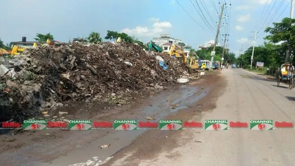 রাস্তা জুরে ময়লা-আবর্জনা।
