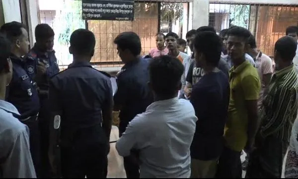 ব্রাহ্মণবাড়িয়ায় বাস-ট্রাক সংঘর্ষের ঘটনায় নিহতের পরিবার ও স্থানীয়রা. Channel i News - চ্যানেল আই নিউজ