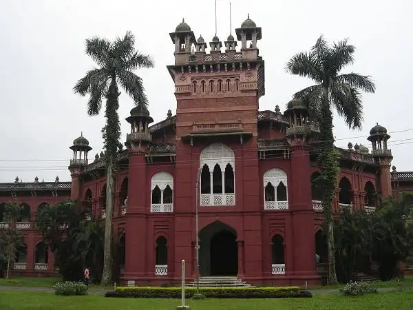 ঢাকা বিশ্ববিদ্যালয়ের প্রাচীন ভবন, চারপাশে গাছপালা ও পাম গাছ. Channel i News - চ্যানেল আই নিউজ
