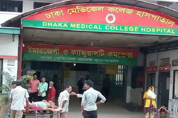 ঢাকা মেডিকেল কলেজ হাসপাতালের প্রধান গেটের ছবি, রোগী ও দর্শনার্থীরা উপস্থিত. Channel i News - চ্যানেল আই নিউজ