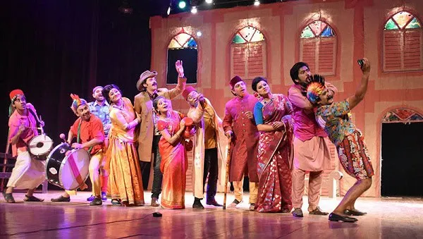 লোক নাট্যদলের কঞ্জুস নাটকের পারফরম্যান্সের দৃশ্য, অভিনেতারা বিভিন্ন চরিত্রে অভিনয় করছেন. Channel i News - চ্যানেল আই নিউজ