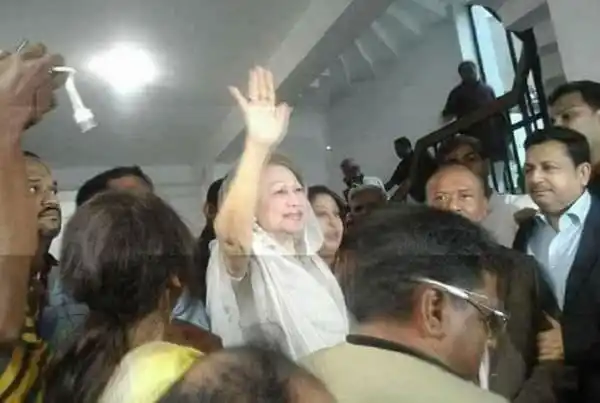 খালেদা জিয়া চট্টগ্রামে পৌঁছেছেন, ভক্ত ও সমর্থকদের সঙ্গে দেখা করছেন. Channel i News - চ্যানেল আই নিউজ