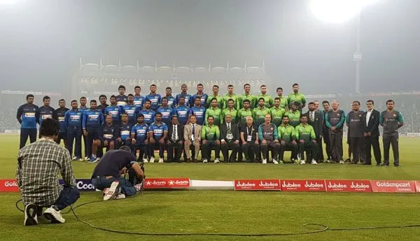 শ্রীলঙ্কা ও অস্ট্রেলিয়া ক্রিকেট দলের ছবি, খেলোয়াড়রা মাঠে দাঁড়িয়ে. Channel i News - চ্যানেল আই নিউজ
